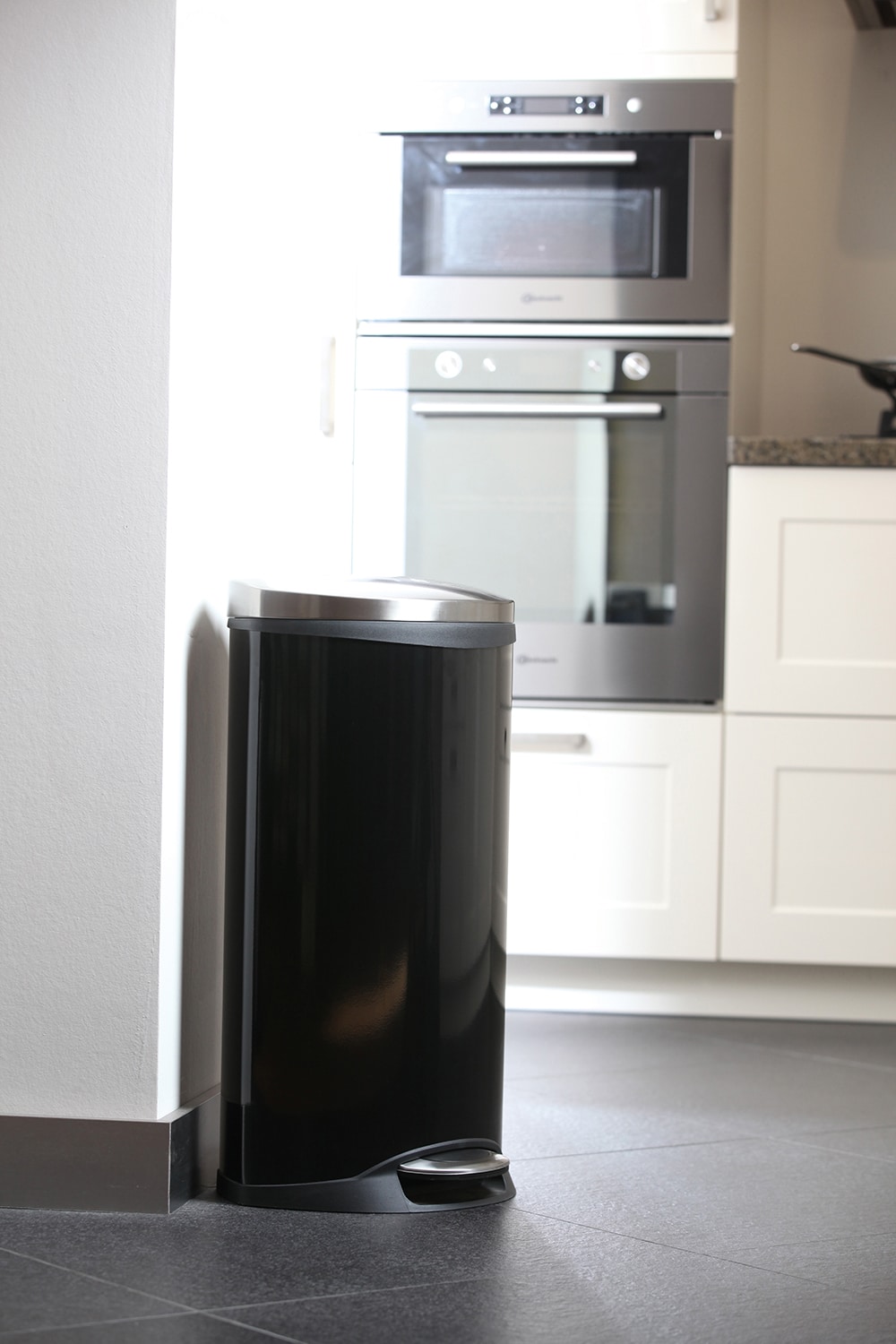 Shell Bin Thùng rác đạp chân 30L Đen