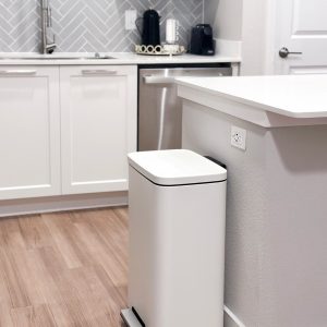 Madison Thùng rác đạp chân 50L Trắng mờ