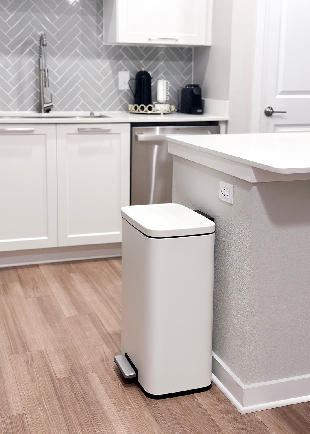 Madison Thùng rác đạp chân 50L Trắng mờ