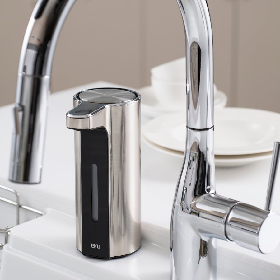 Bình xà phòng cảm biến EKO Aroma đặt cạnh bồn rửa trong bếp
