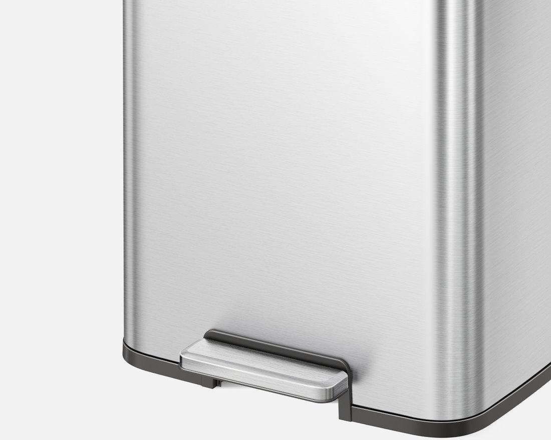 Cận cảnh bàn đạp kim loại ở chân thùng rác đạp chân inox
