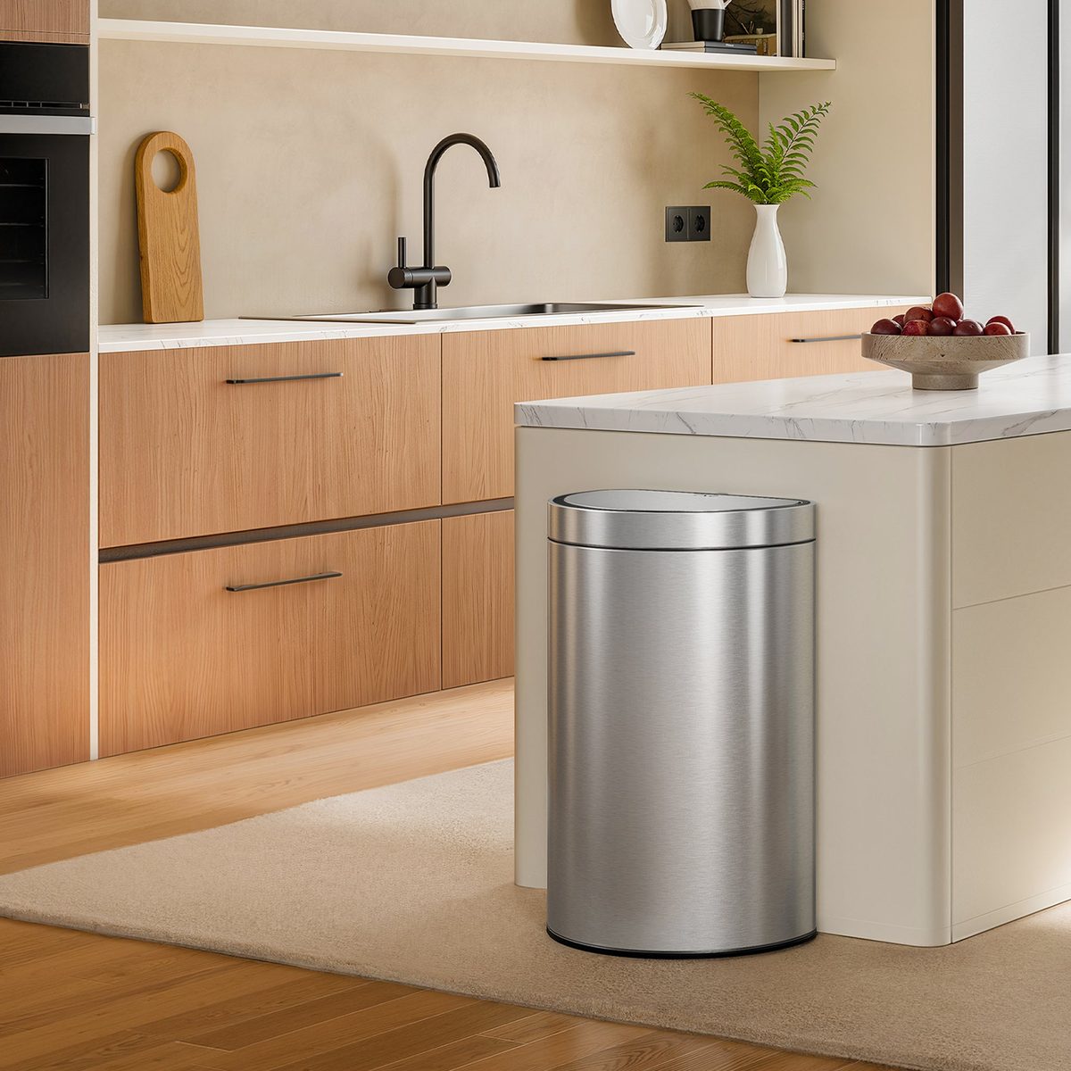 Thùng rác cảm biến EKO đặt cạnh khu vực bồn rửa và bàn đảo trong bếp