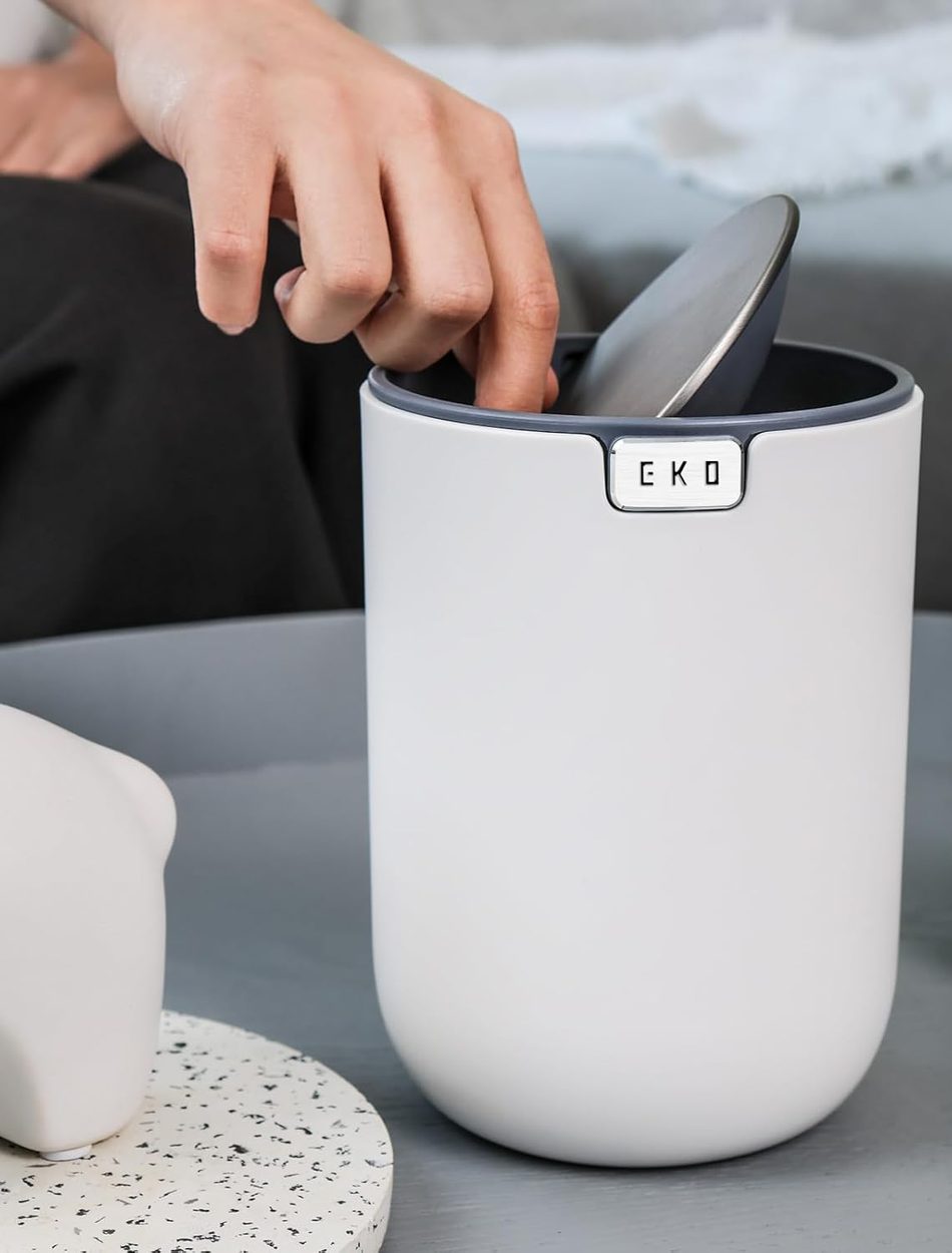 Tay ấn mở nắp xoay 360 độ của thùng rác để bàn EKO Fandy