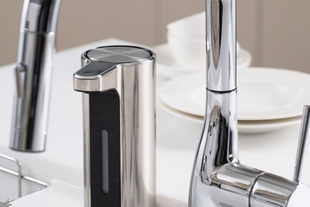 Bình xà phòng cảm biến EKO Aroma inox đặt cạnh bồn rửa và vòi nước