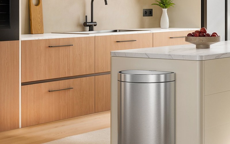 Thùng rác inox tròn đặt cạnh đảo bếp trong căn bếp sáng