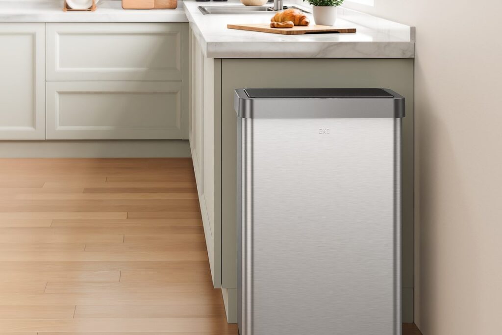 Thùng rác cảm biến EKO đặt cạnh quầy bếp đá trong căn bếp sáng hiện đại
