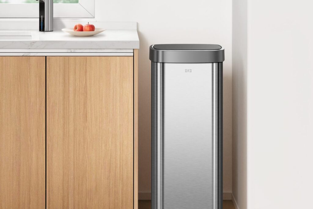 Thùng rác cảm biến EKO inox đặt cạnh tủ bếp gỗ trong căn bếp sáng