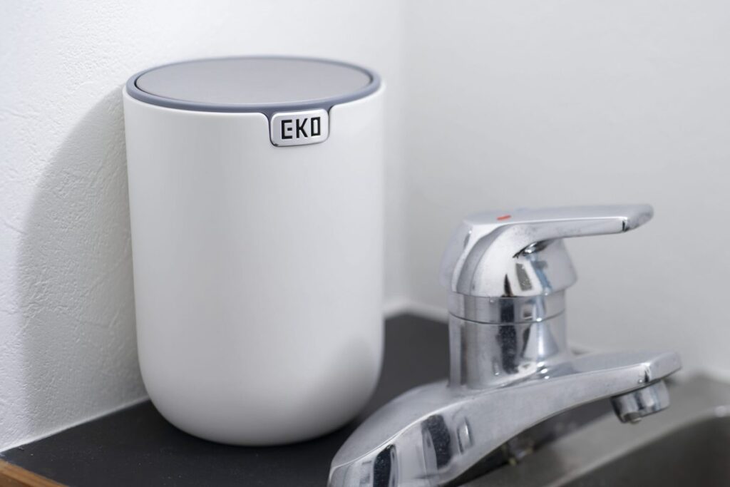 Thùng rác để bàn EKO Fandy màu trắng đặt cạnh vòi nước lavabo