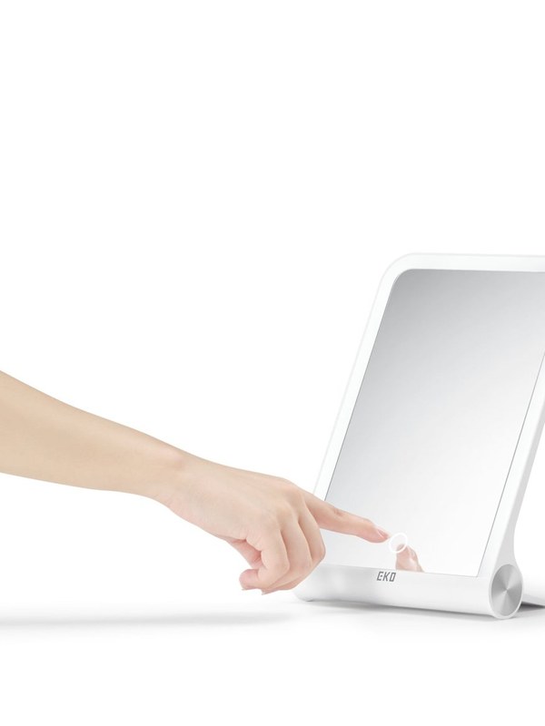 Gương trang điểm có đèn quanh viền chiếu sáng khuôn mặt