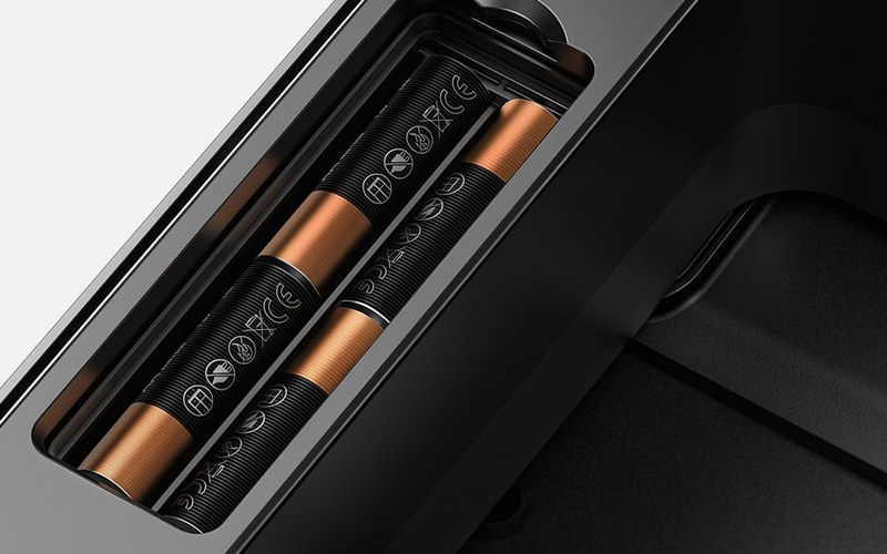 Khay pin của thùng rác cảm biến tại cụm nắp