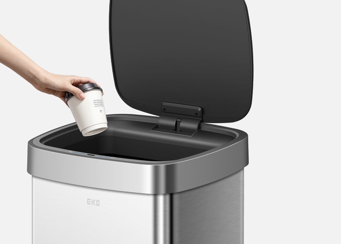 Miệng thùng rác cảm biến EKO mở để kiểm tra túi rác và vật cản