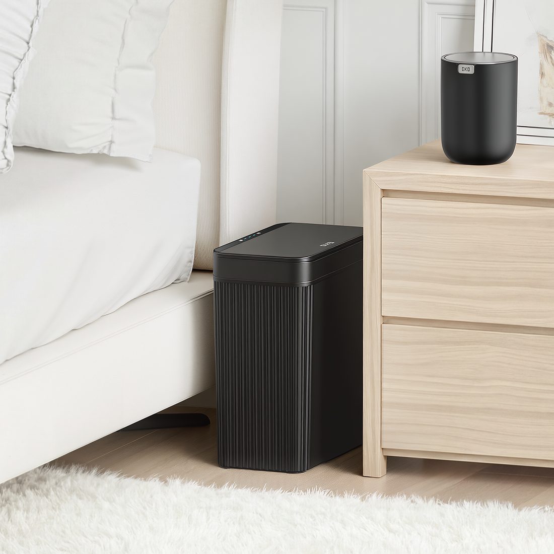 Thùng rác cảm biến EKO đặt ở góc phòng ít người qua lại