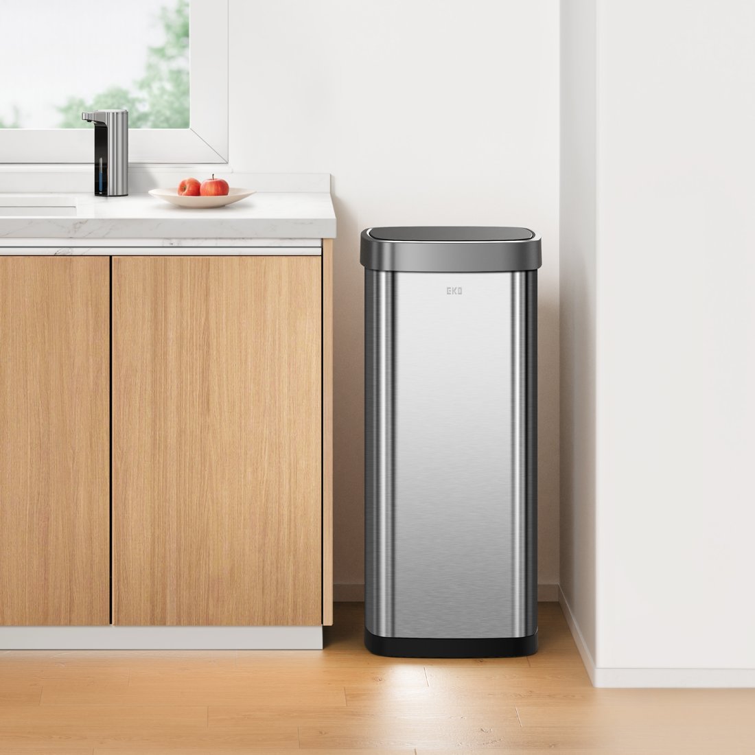Thùng rác cảm biến EKO đặt trong bếp sau khi kiểm tra nguồn điện