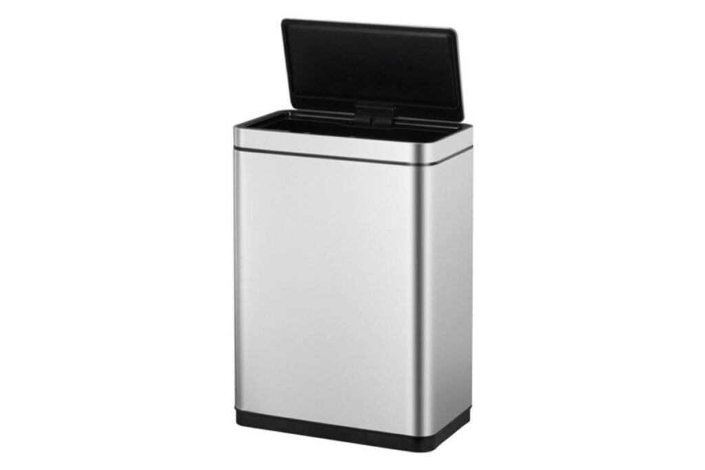 Thùng rác cảm biến EKO Deluxe Mirage 20L mở nắp trên nền trắng