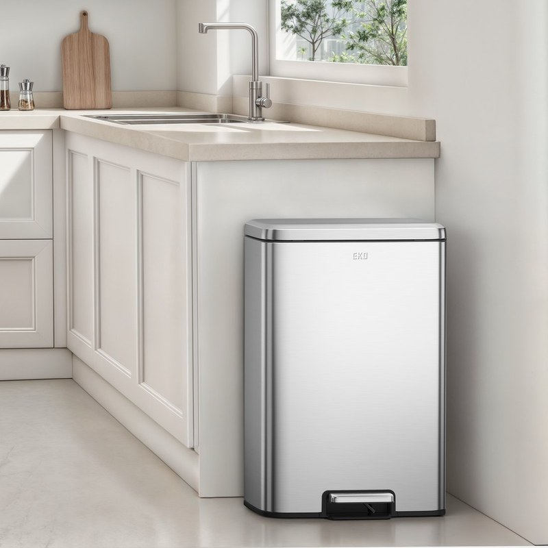 Thùng rác đặt cạnh bồn rửa trong bếp
