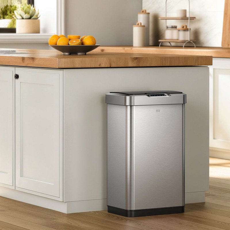 Thùng rác inox đặt dưới mặt bàn bếp gỗ trong căn bếp sáng