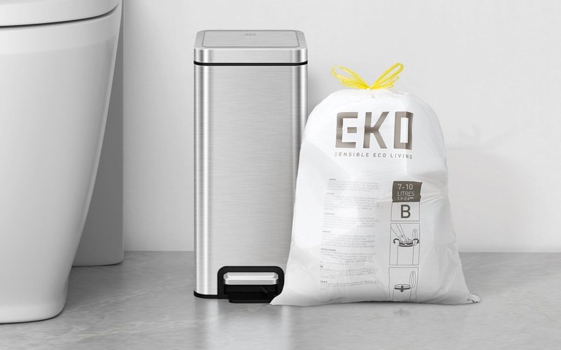 Túi rác EKO buộc kín đặt cạnh thùng nhỏ