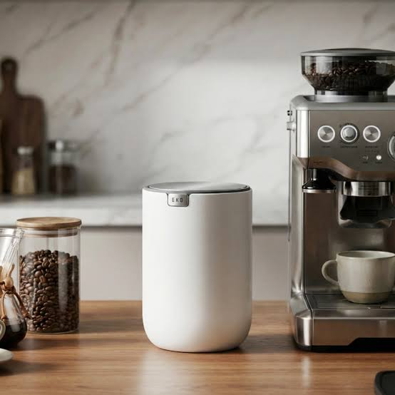 Thùng rác mini EKO đặt trên mặt bàn cạnh máy pha cà phê