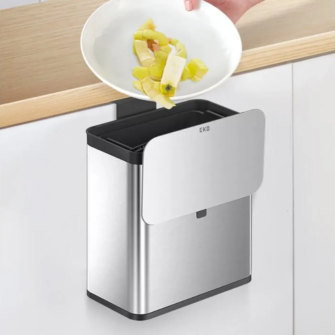 Thao tác sơ chế thực phẩm với thùng rác EKO cạnh mặt bếp