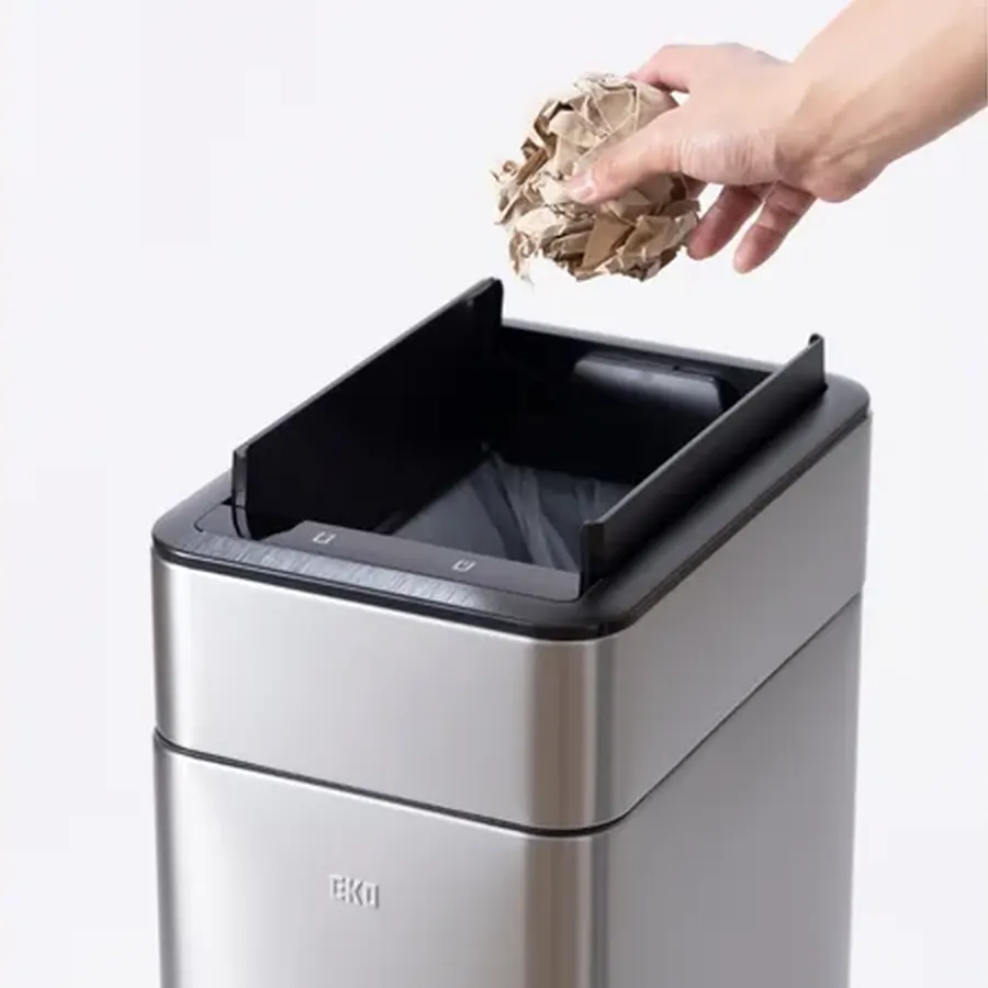 Thao tác bỏ rác phía trên nắp mở của thùng cảm biến EKO