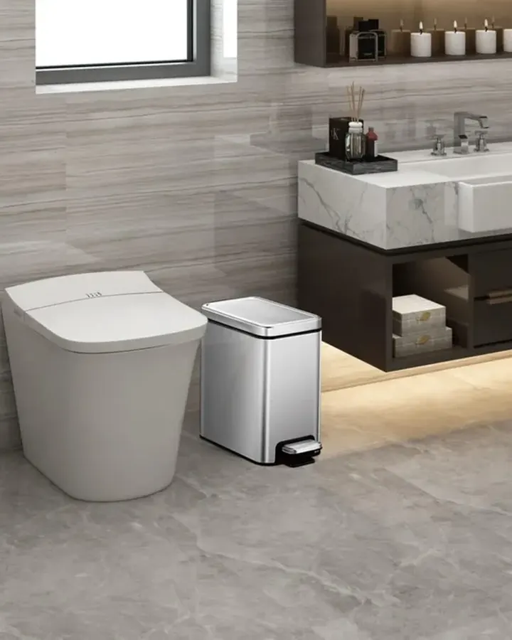 Thùng rác đạp chân EKO đặt cạnh tủ phòng tắm
